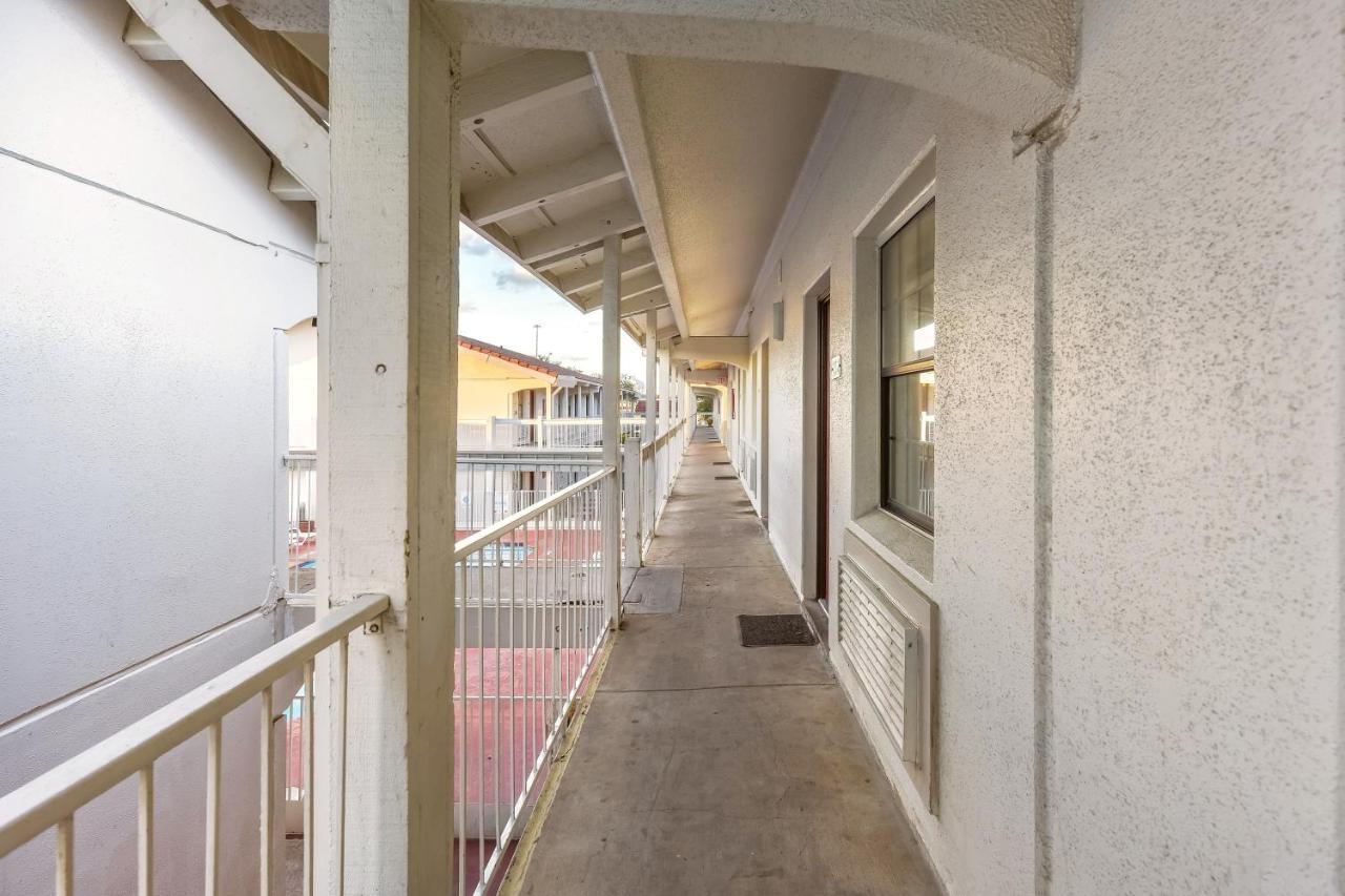Red Roof Inn Плано Экстерьер фото
